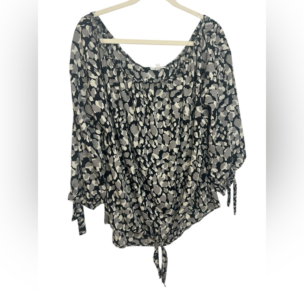 Spin Black and White off or on the shoulder blouse size 1X